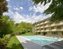 Hotellet ligger i den norditalienska spa-orten Comano Terme, omgivet av vackra berg, parker och områden från UNESCO:s världsarvslista.