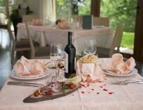 Das Restaurant bietet exquisite Gerichte aus der Region, die in einer romantischen Umgebung serviert werden.