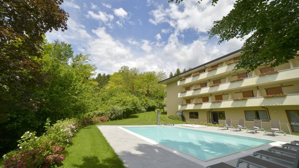 Hotellet ligger i den norditalienske spakommunen, Comano Terme, omgitt av flotte fjell, parker og UNESCO-listede områder.