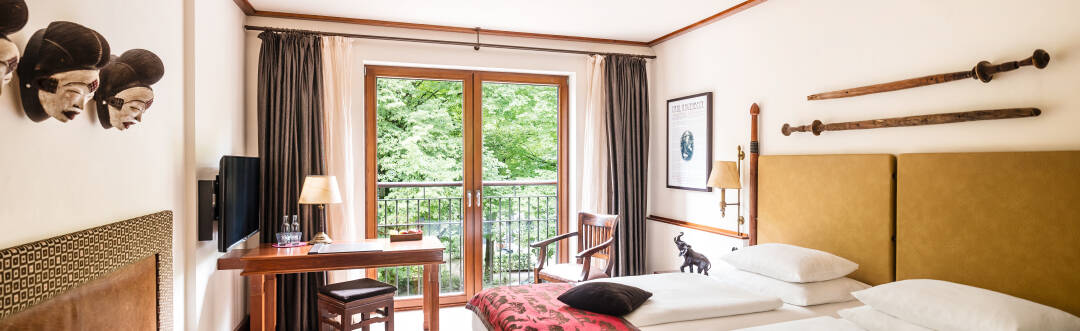 Genießen Sie eine einzigartige Atmosphäre mit afrikanischen und asiatischen Themenzimmern, exotischem Dekor und einem safariähnlichen Hotelerlebnis.