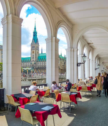 Park-Hotel Hagenbeck is well-connected to Hamburg’s city centre, offering easy access to cafés, restaurants, and shopping streets.