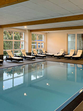 Hotellet har en elegant wellnessavdelning med panoramafönster som är perfekt för en avslappnande stund.