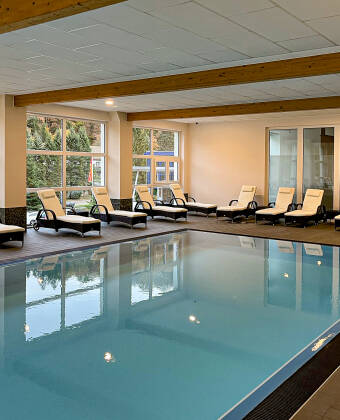 Det er lagt opp til noen avslappende stunder i hotellets egen wellness-avdeling med panoramavinduer.
