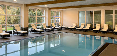 Hotellet har en elegant wellnessavdelning med panoramafönster som är perfekt för en avslappnande stund.