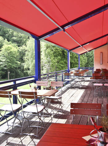 Slapp av med en kopp kaffe eller et glass vin og nyt utsikten fra hotellets koselige sommerterrasse.
