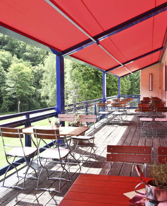 Entspannen Sie zu einer Tasse Kaffee oder einem Glas Wein auf der gemütlichen Hotelterrasse und genießen Sie die Aussicht.