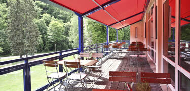 Entspannen Sie zu einer Tasse Kaffee oder einem Glas Wein auf der gemütlichen Hotelterrasse und genießen Sie die Aussicht.