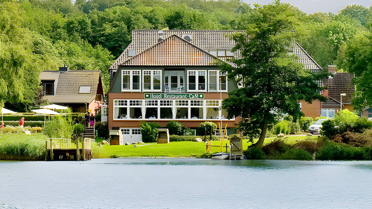 Das Fährhaus Niederkleveez befindet sich in hervorragender Lage direkt am Dieksee im Herzen der Holsteinischen Schweiz,