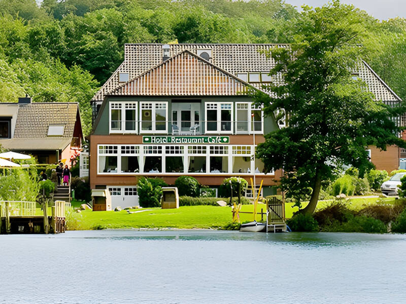 Das Fährhaus Niederkleveez befindet sich in hervorragender Lage direkt am Dieksee im Herzen der Holsteinischen Schweiz,