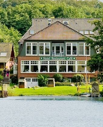 Ypperlig beliggenhet ved bredden av Dieksee, og egen strand.