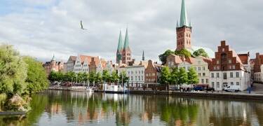 Gör en dagsutflykt till Lübeck och prova den berömda marsipanen och njut av stadens intressanta kultur och historia