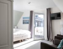 Hotellets eleganta rum är inredda i ljusa nyanser och erbjuder en bekväm miljö för vistelsen 