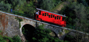 Nehmen Sie die alte Bergbahn bis zum Panorama und genießen Sie den Ausblick hinter dem Kurort mit seinen Parks.