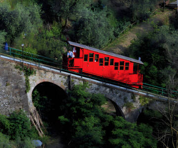 Nehmen Sie die alte Bergbahn bis zum Panorama und genießen Sie den Ausblick hinter dem Kurort mit seinen Parks.