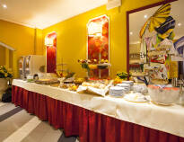 Varje morgon serveras en gigantiskt frukostbuffé som avnjuts i hotellets eleganta restaurang.