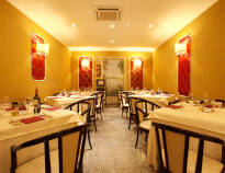 Das Hotel verfügt über ein eigenes Restaurant, das italienische Gerichte und Atmosphäre bietet.