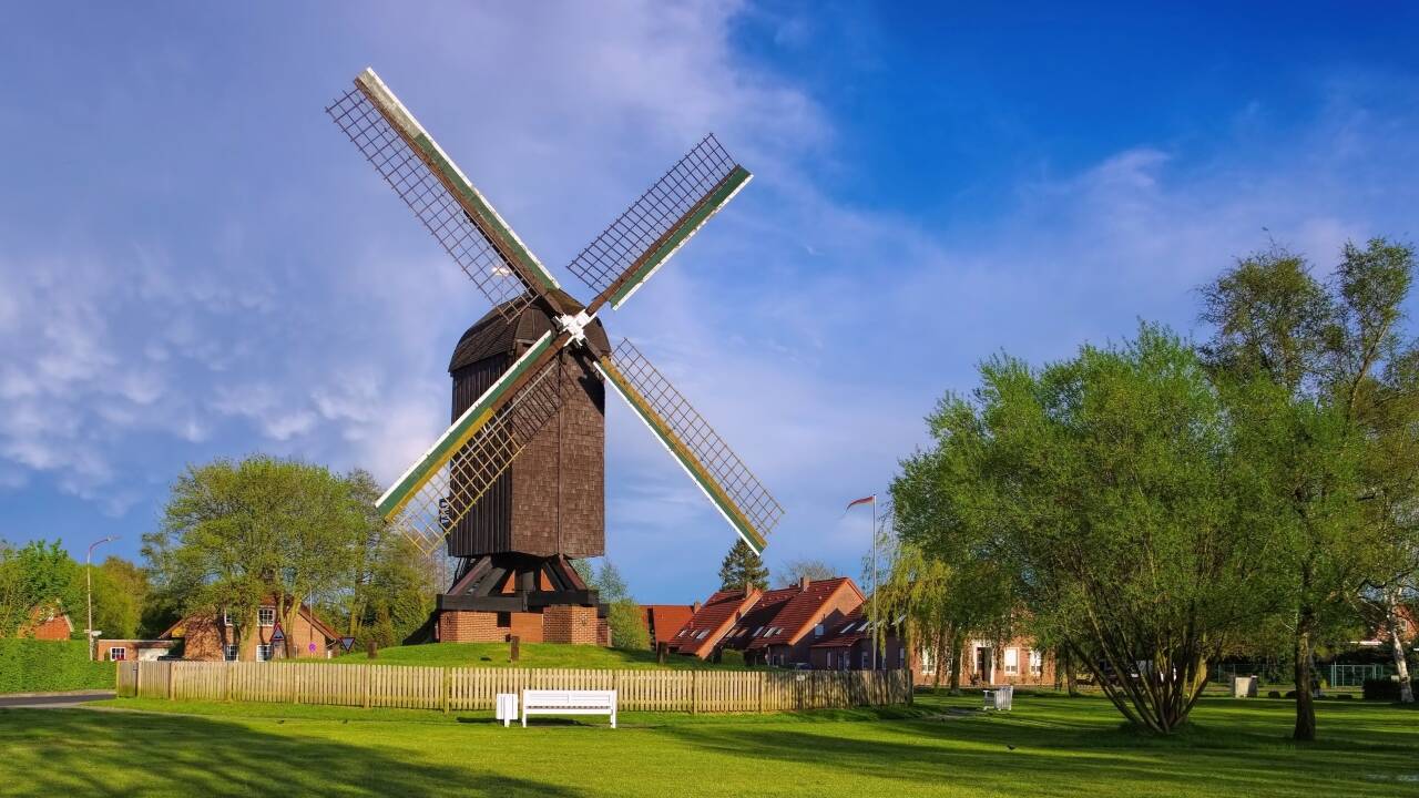 Besøg Papenburg som bl.a. byder på et skibsværft og hele tre charmerende hollandske vindmøller.