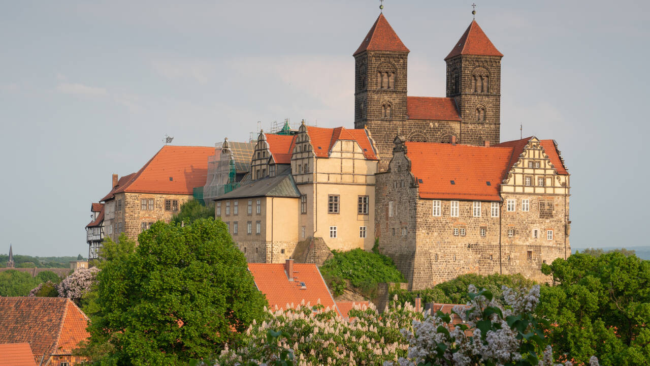 Quedlinburg er en vakker gammel by med mye spennende historie, med det imponerende slottet.