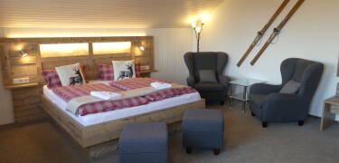 Hotellet har både fina dubbelrum och rymliga lägenheter att boka för er vistelse.