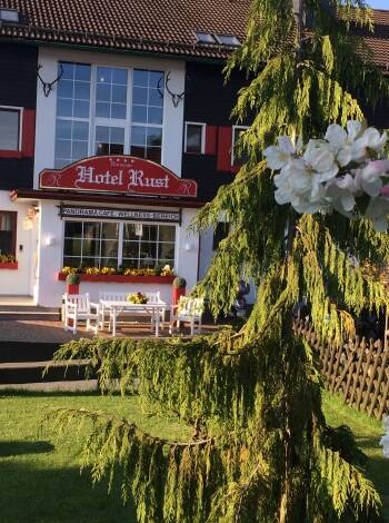 Das Harmonie Hotel Rust liegt im Herzen des Harzes und bietet einen atemberaubenden Blick auf die malerische Landschaft.