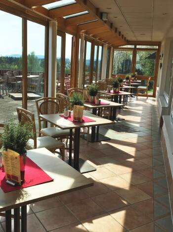 Das reizvolle Restaurant des Hotels bietet eine große Auswahl an köstlichen Speisen und einen einzigartigen Panoramablick auf den Harz.