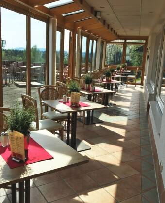 Das reizvolle Restaurant des Hotels bietet eine große Auswahl an köstlichen Speisen und einen einzigartigen Panoramablick auf den Harz.