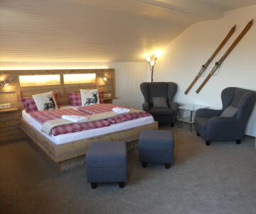 Hotellet har både fina dubbelrum och rymliga lägenheter att boka för er vistelse.