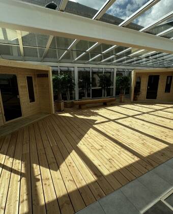Slap af i det lille wellnessområde med tre forskellige sauaner.