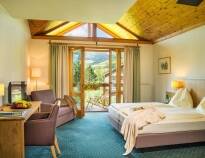 Hotellets flotte værelser har alle egen balkon og tilbyder en skøn udsigt over parken eller bjergene.