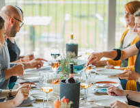 Deli'Cara serverer lækker morgenmad og aftensmad. Hvis du vil have en anderledes madoplevelse, så prøv Kutter Kitchen.