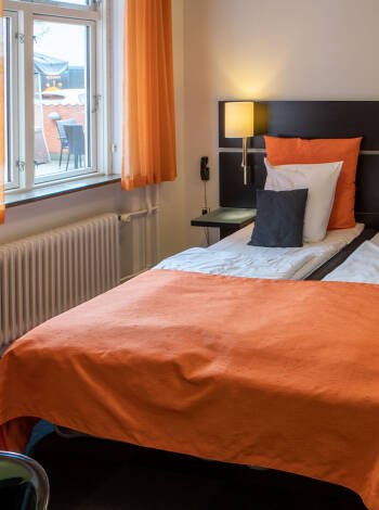 The hotel's rooms offer good comfort in a cosy atmosphere, and it is possible to book rooms for up to four people.