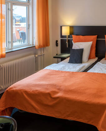 Hotellets værelser tilbyder god komfort i en hyggelig atmosfære, og det er muligt at booke værelser med plads til op til fire personer.
