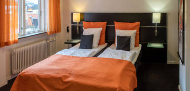 Hotellets værelser tilbyder god komfort i en hyggelig atmosfære, og det er muligt at booke værelser med plads til op til fire personer.