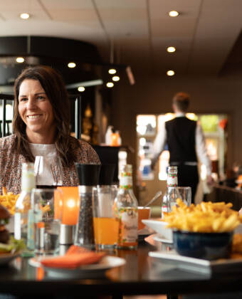 Om aftenen serveres veltillavede retter i den nydelige restaurant, hvor der er flere klassikere på menuen.