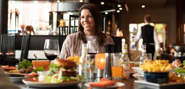 Om aftenen serveres veltillavede retter i den nydelige restaurant, hvor der er flere klassikere på menuen.