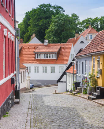 Udforsk Haderslevs hyggelige gamle bydel, med mange velholdte bygninger og charmerende butikker og caféer.