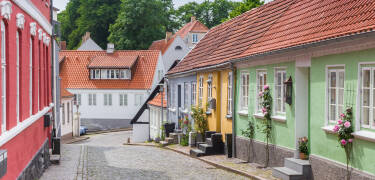 Erkunden Sie die gemütliche Altstadt von Haderslev mit vielen gepflegten Gebäuden und charmanten Geschäften und Cafés.