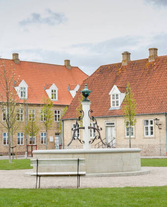 Besøg Christiansfeld som er Danmarks eneste UNESCO-verdensarvsby og især berømt for deres honningkager som dateres tilbage til 1783.