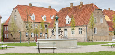 Besøg Christiansfeld som er Danmarks eneste UNESCO-verdensarvsby og især berømt for deres honningkager som dateres tilbage til 1783.