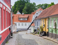 Utforsk Haderslevs hyggelige gamle bydel, med mange velholdte bygninger og sjarmerende butikker og kaféer.