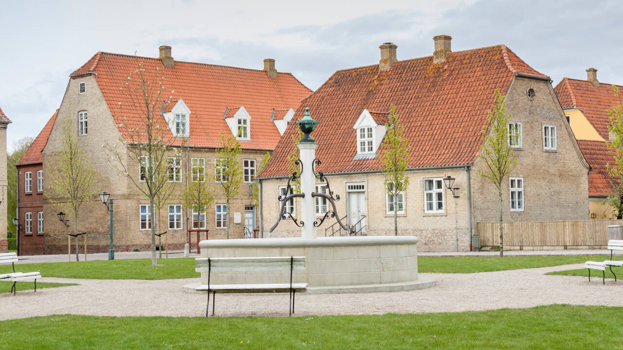 Besøg Christiansfeld som er Danmarks eneste UNESCO-verdensarvsby og især berømt for deres honningkager som dateres tilbage til 1783.