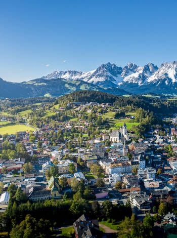 Das berühme Kitzbühel ist nur eine kurze Autofahrt entfernt.