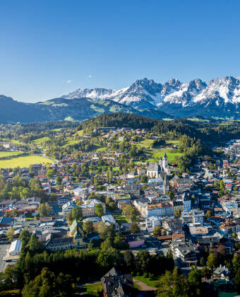 Das berühme Kitzbühel ist nur eine kurze Autofahrt entfernt.