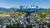 Kitzbühel stad ligger endast en kort bilfärd från hotellet.