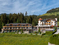 Njut av en bekväm vistelse på det 4-stjärniga Hotel Leamwirt i Kitzbühel-alperna.