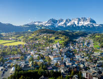 Kitzbühel stad ligger endast en kort bilfärd från hotellet.