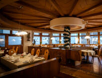 Hver kveld kan dere se frem til et hyggelig måltid i hotellets tradisjonelle tyrolske restaurant.