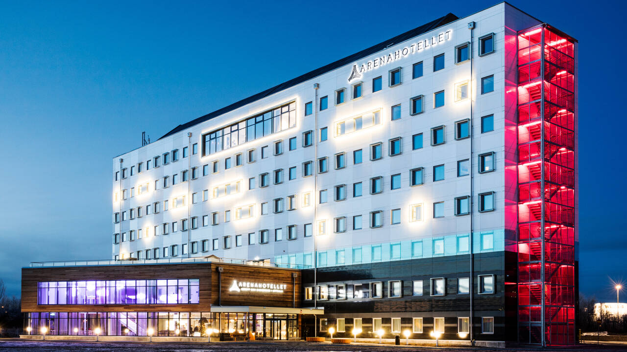 Hotellet ligger i nærheten av Gränby idrettsbane og nær både E4 og motorvei 55.