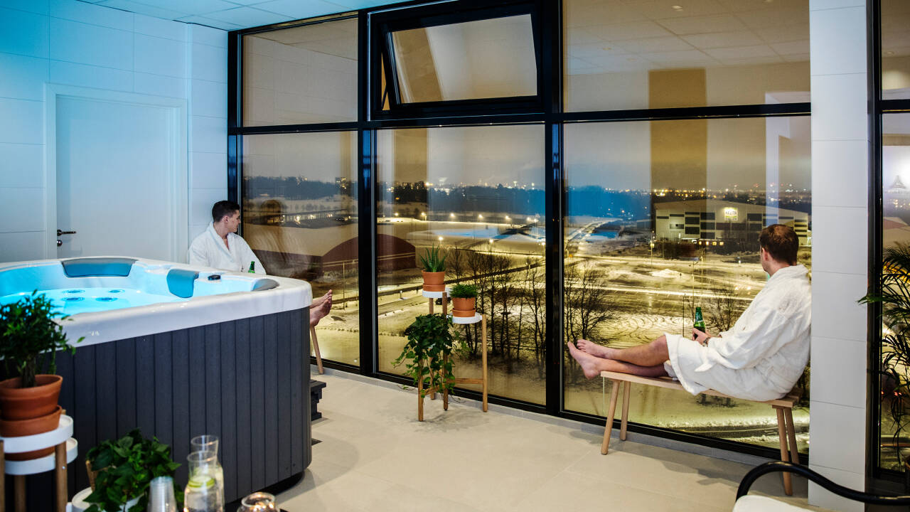 Hotellet har en wellnessafdeling med jacuzzi og sauna samt bruser med fantastisk udsigt