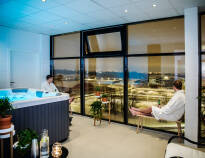 The hotel has a wellness area with jacuzzi and sauna, as well as a shower with stunning views